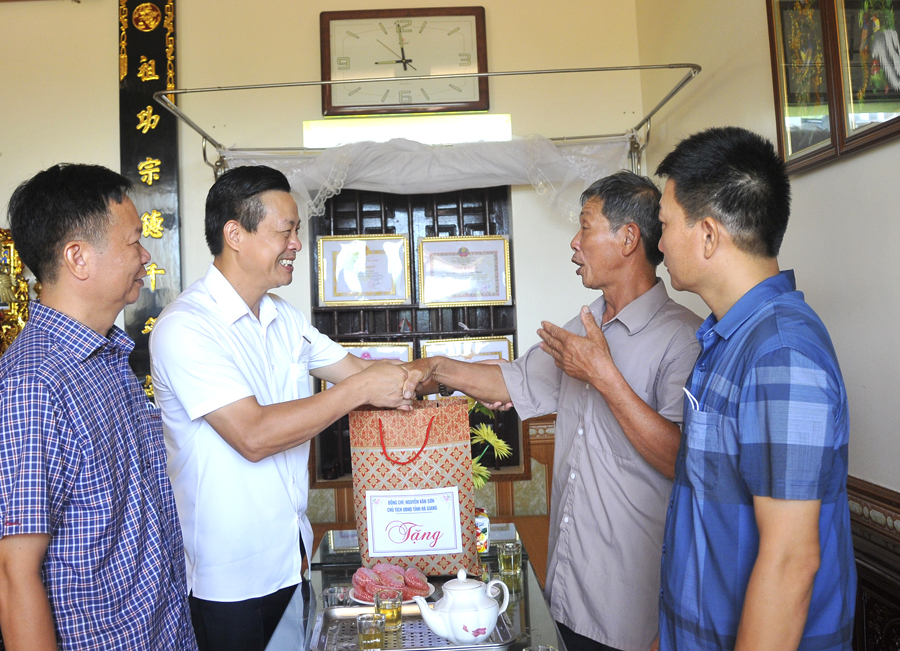Chủ tịch UBND tỉnh Nguyễn Văn Sơn tặng quà gia đình ông Lưu Văn Chắn, thôn Việt Thành, xã Việt Lâm.
