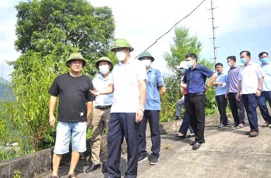 Chủ tịch UBND tỉnh Nguyễn Văn Sơn thăm mô hình trang trại Hà Huy, thôn Việt Thành, xã Việt Lâm.