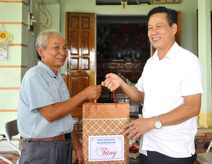 Chủ tịch UBND tỉnh Nguyễn Văn Sơn tặng quà gia đình ông Lã anh Hoạt, tổ 11, thị trấn Việt Lâm. 