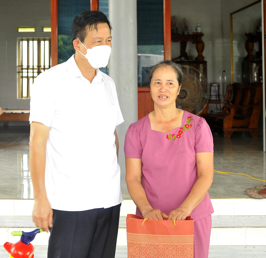 Chủ tịch UBND tỉnh Nguyễn Văn Sơn tặng quà gia đình ông Vi Thanh Lập, tổ 11, thị trấn Việt Lâm.