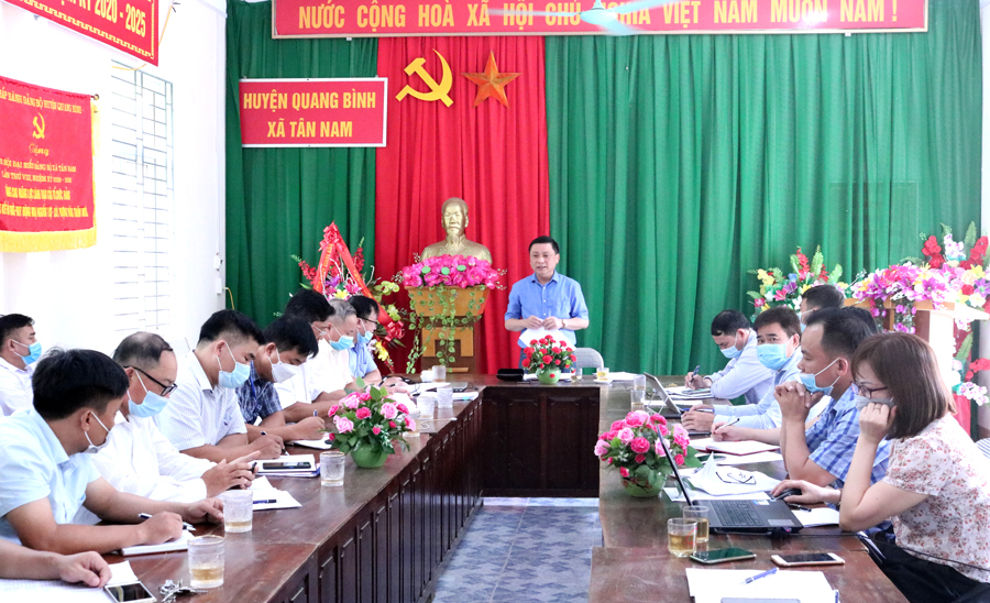 Trưởng Ban Tổ chức Tỉnh ủy Nguyễn Minh Tiến phát biểu tại buổi làm việc với lãnh đạo xã Tân Nam.