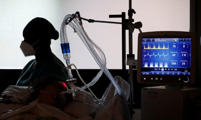 Bệnh nhân Covid-19 tại phòng điều trị tích cực trong một bệnh viện ở Saint-Denis, gần thủ đô Paris của Pháp, hôm 4/5.