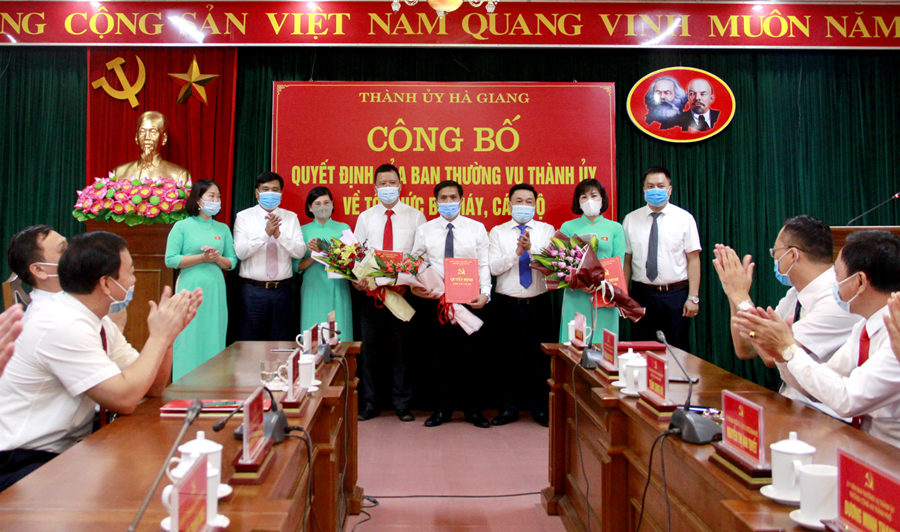 Bí thư Thành ủy Hầu Minh Lợi trao quyết định cho lãnh đạo Ban Tổ chức Thành ủy