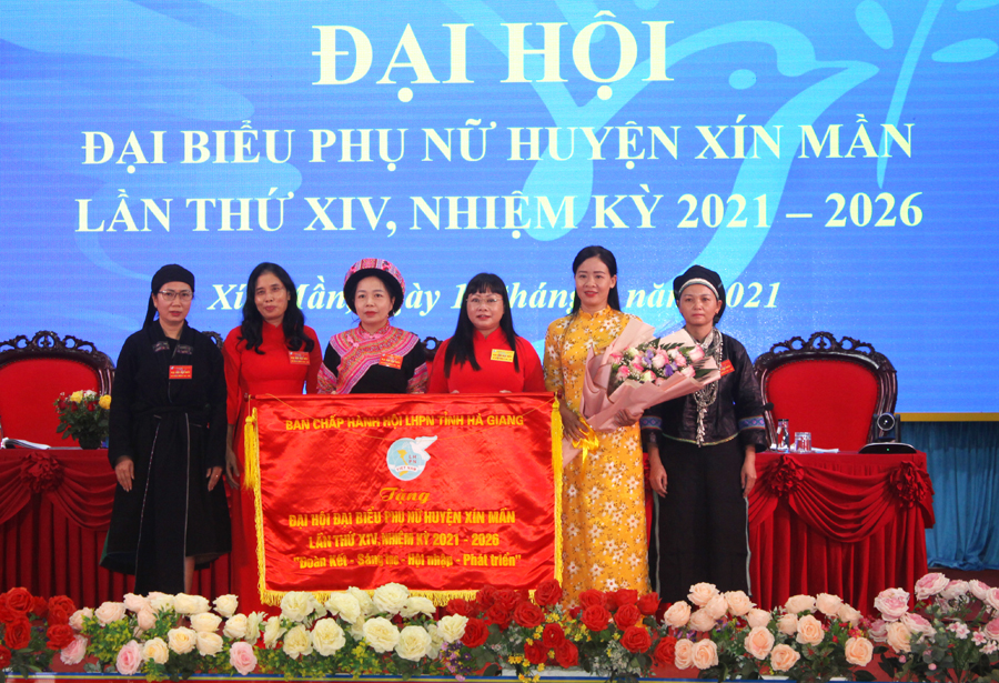Lãnh đạo Hội LHPN tỉnh trao tặng bức trướng cho Hội LHPN huyện Xín Mần