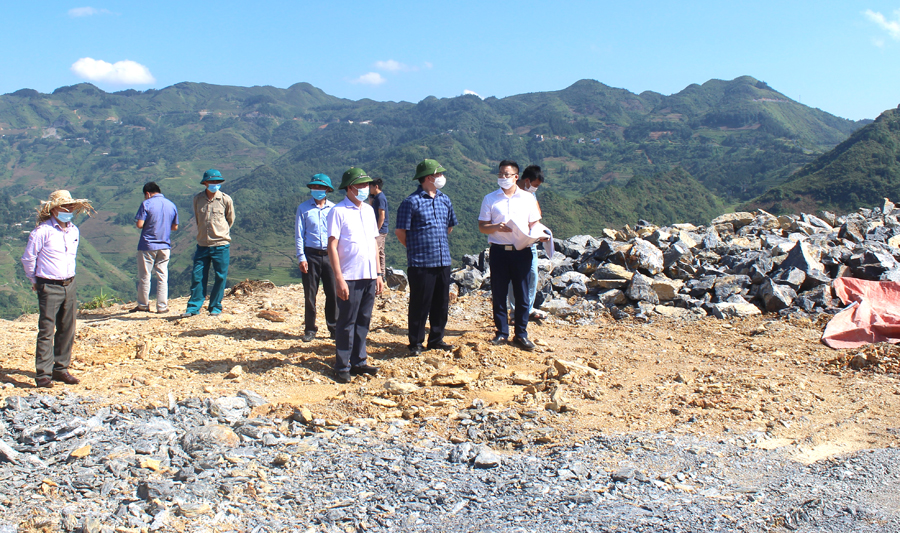 Trưởng Ban Dân vận Tỉnh ủy Trần Mạnh Lợi kiểm tra tại khu tái định cư thôn Mè Nắng, xã Xín Cái.