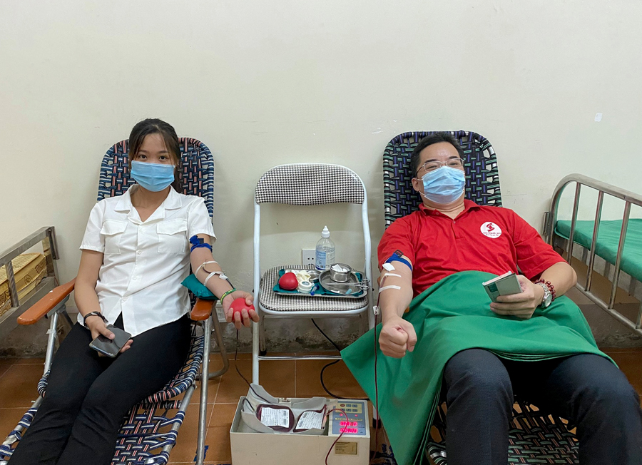 Tình nguyện viên của CLB Ngân hàng máu sống Hà Giang hiến máu cứu người tại Bệnh viện Đa khoa huyện Quang Bình