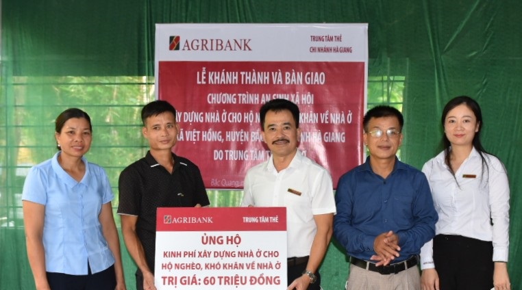 Đồng chí Nguyễn Trung Tuyến, Phó Giám đốc phụ trách Agribank tỉnh Hà Giang trao số tiền ủng hộ cho gia đình anh Nguyễn Văn Hiền