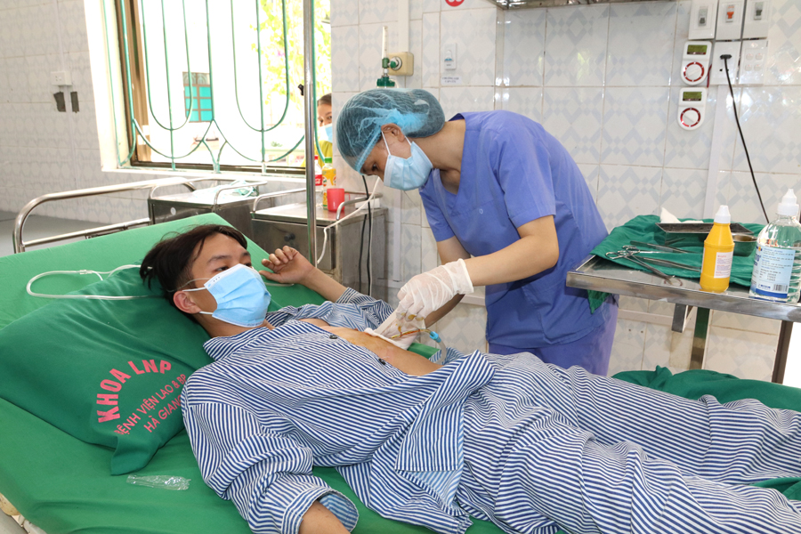 Nhân viên y tế Bệnh viện Phổi Hà Giang chăm sóc sức khỏe người bệnh. 