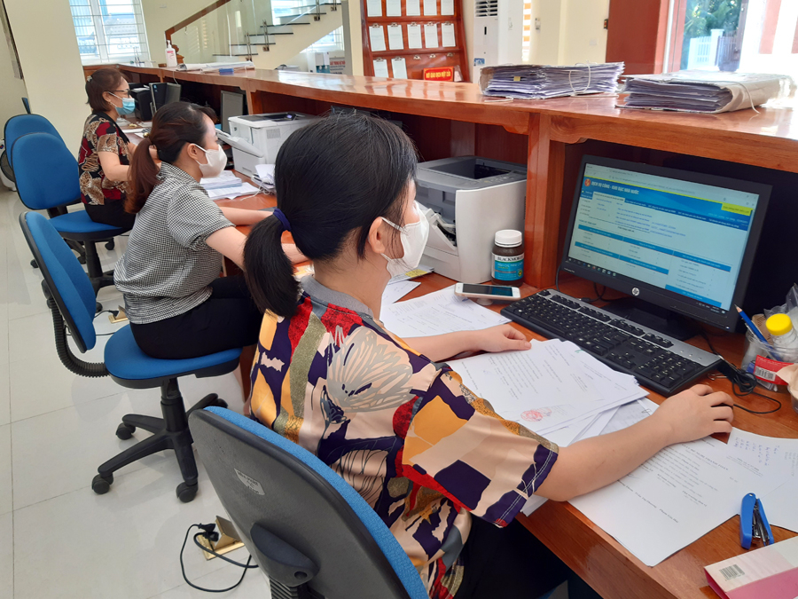 Cán bộ KBNN huyện Bắc Quang thực hiện các giao dịch qua ứng dụng dịch vụ công.