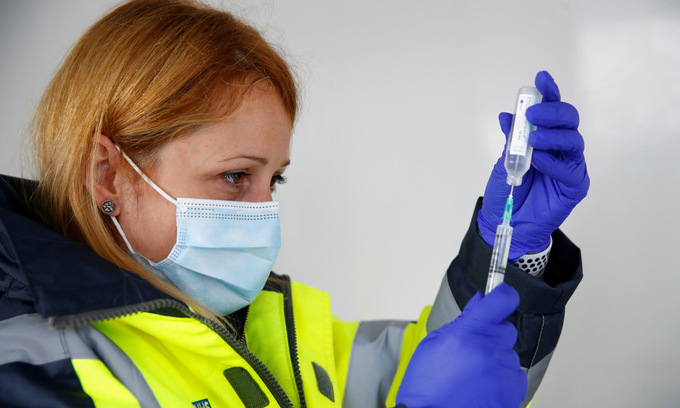 Nhân viên y tế chuẩn bị một liều vaccine Covid-19 tại Blackburn, Anh, hồi tháng 5. 
