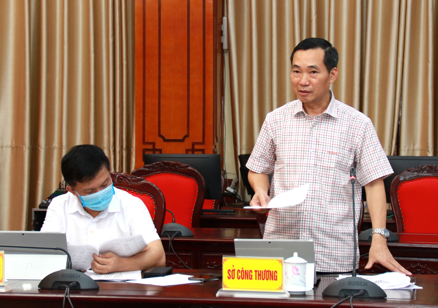 Giám đốc Sở Công thương Nguyễn Khắc Quyền báo cáo công tác phối hợp với FPT quảng bá, bán các sản phẩn nông sản trên nền tảng số