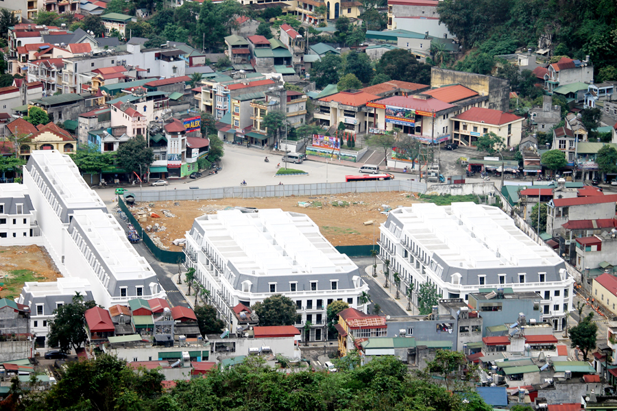 Trung tâm thương mại, khách sạn và nhà ở Shophouse Vincom Hà Giang đang được xây dựng.                                           Ảnh: NGUYỄN PHƯƠNG 
