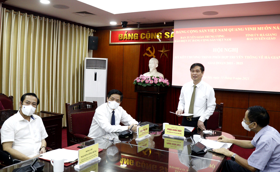 Phó Trưởng ban Tuyên giáo T.Ư Phan Xuân Thủy phát biểu tại hội nghị