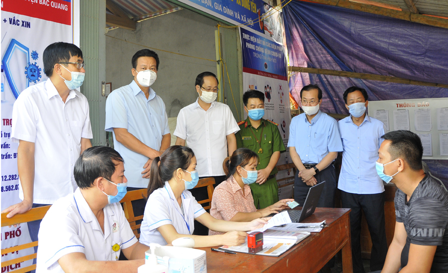Chủ tịch UBND tỉnh Nguyễn Văn Sơn kiểm tra công tác phòng, chống dịch Covid-19 tại chốt kiểm dịch xã Đồng Yên.