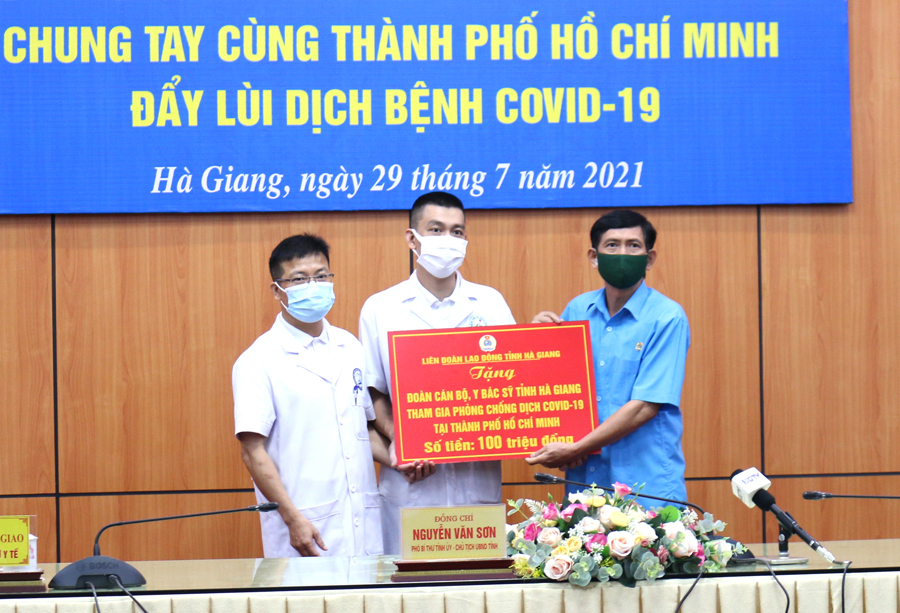 Lãnh đạo LĐLĐ tỉnh trao 100 triệu đồng cho đại diện Đoàn cán bộ y, bác sỹ của tỉnh đi hỗ trợ chống dịch Covid-19 tại Thành phố Hồ Chí Minh.		       		   Ảnh: THÀNH ĐỒNG
