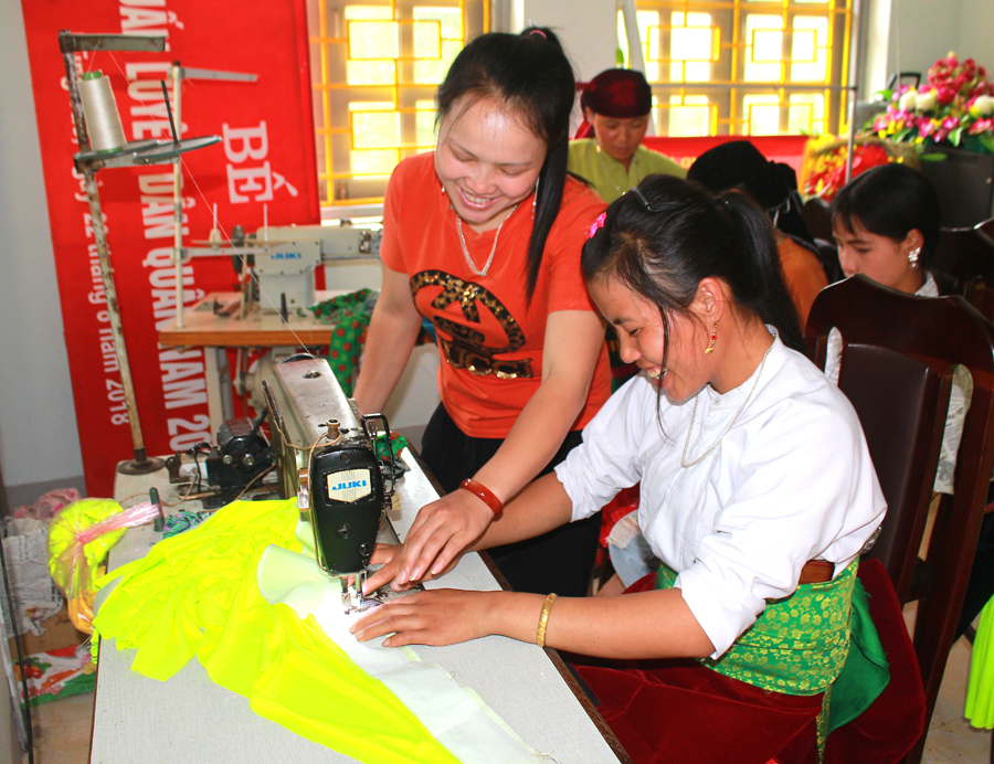 Chị em phụ nữ xã Lũng Táo (Đồng Văn) học nghề may mặc truyền thống. 