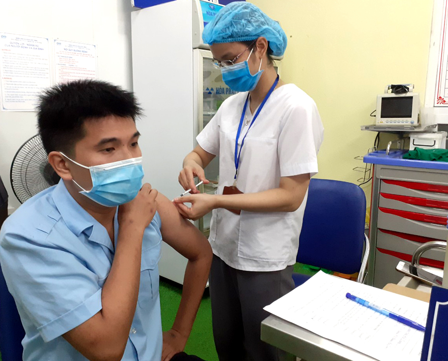 Người dân đến tiêm vác xin Covid-19 tại điểm tiêm Bệnh viện Đa khoa Đức Minh, Tp. Hà Giang