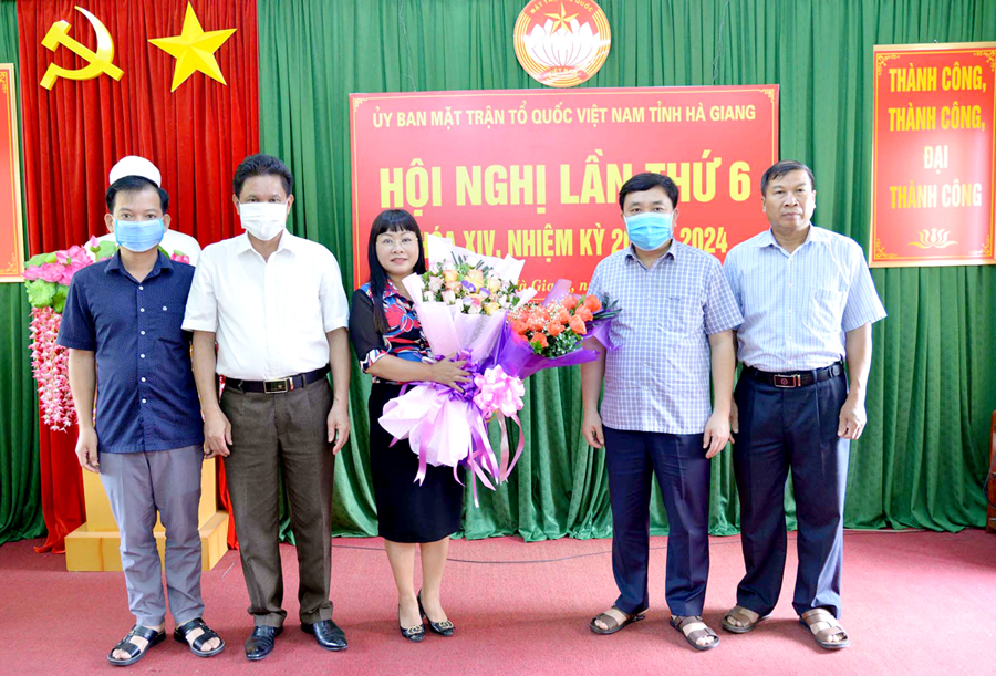 Phó Bí thư Tỉnh ủy Nguyễn Mạnh Dũng và Thường trực Ủy ban MTTQ tỉnh  tặng hoa chúc mừng bà Dương Ánh Phượng.