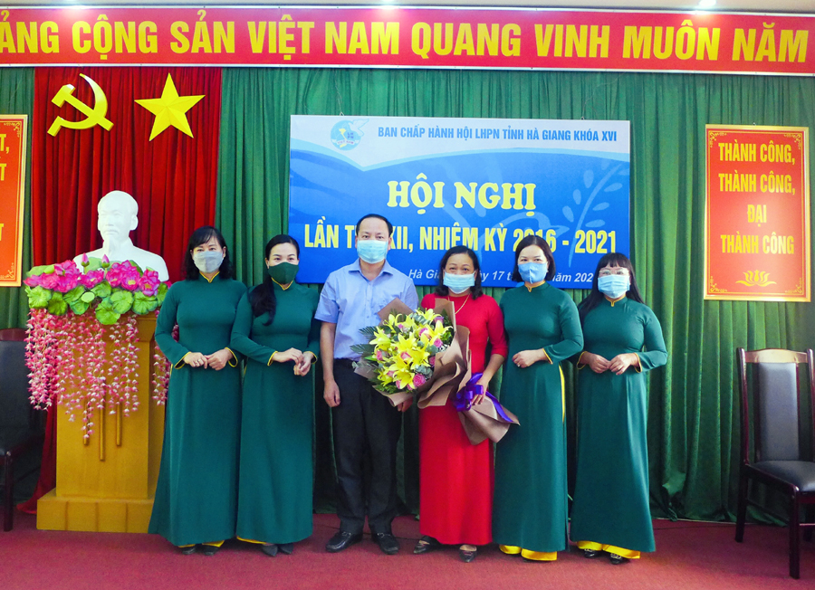 Các đại biểu tặng hoa chúc mừng đồng chí Lù Thị Hà giữ chức Phó Chủ tịch Hội LHPN tỉnh khóa XVI, nhiệm kỳ 2016 - 2021