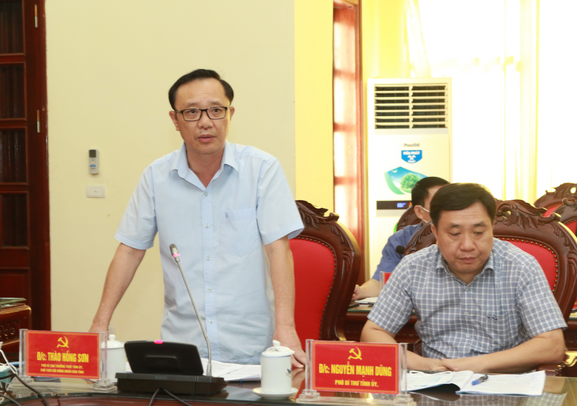 Phó Bí thư Thường trực Tỉnh ủy, Chủ tịch HĐND tỉnh Thào Hồng Sơn cho rằng cần đánh giá, ghi nhận sự hỗ trợ đóng góp của các lực lượng, nhân dân giúp các hộ làm nhà. 
