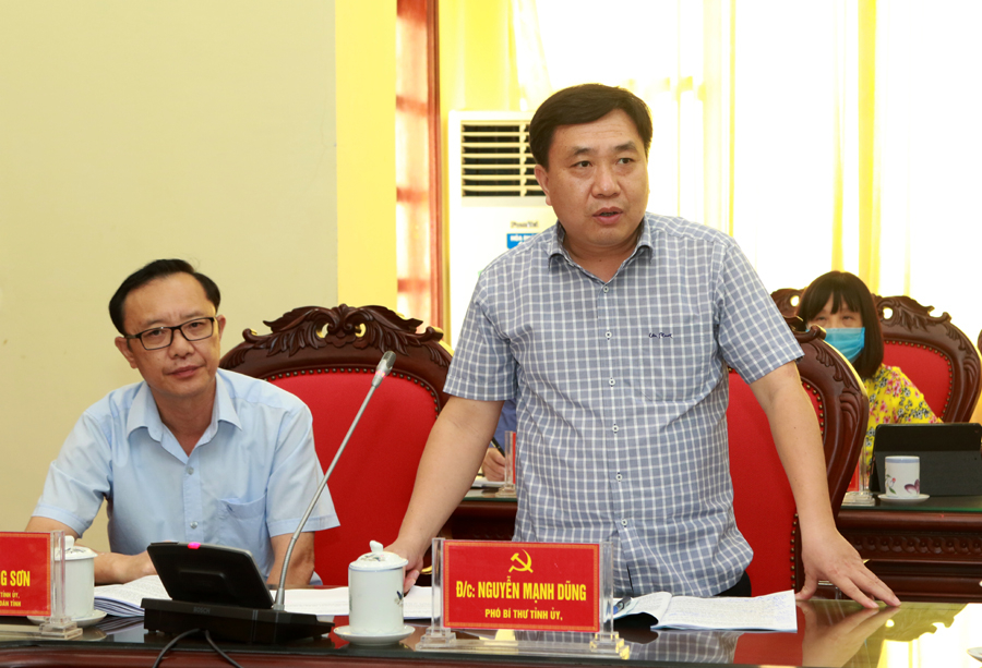 Phó Bí thư Thường trực Tỉnh ủy, Chủ tịch HĐND tỉnh Thào Hồng Sơn cho rằng cần đánh giá, ghi nhận sự hỗ trợ đóng góp của các lực lượng, nhân dân giúp các hộ làm nhà. 