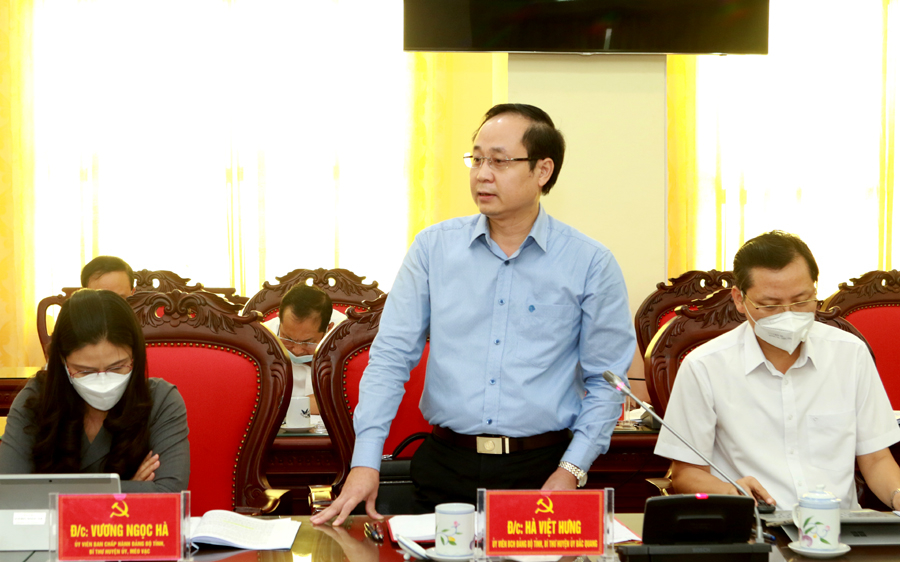 Bí thư Huyện ủy Bắc Quang Hà Việt Hưng thông tin về giải pháp xã hội hóa hỗ trợ làm nhà ở và một số mô hình liên kết sản xuất nông nghiệp, cải tạo vuờn tạp.