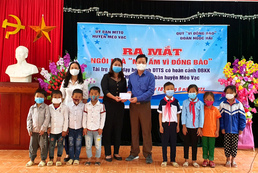 Chủ nhiệm UBKT Tỉnh ủy Trần Quang Minh trao tiền hỗ trợ mô hình “Mái ấm vì đồng bào” cho đại diện nhà trường và các em học sinh