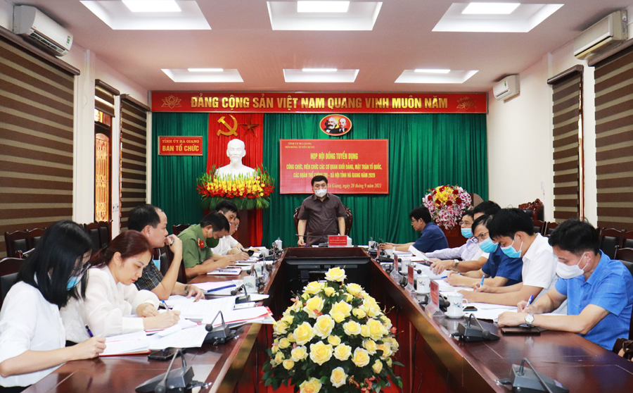 Đồng chí Nguyễn Mạnh Dũng, Phó Bí thư Tỉnh ủy, Chủ tịch hội đồng tuyển dụng công chức viên chức tỉnh phát biểu kết luận cuộc họp