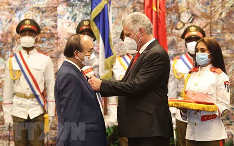 Chủ tịch Hội đồng Nhà nước và Hội đồng Bộ trưởng Cộng hòa Cuba Miguel Díaz-Canel gắn Huân chương José Martí cho Chủ tịch nước Nguyễn Xuân Phúc. 
