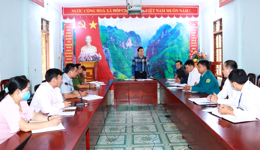 Đồng chí Nguyễn Bình Minh, Phó Tổng biên tập Báo Hà Giang làm việc với Đảng ủy xã Pải Lủng
