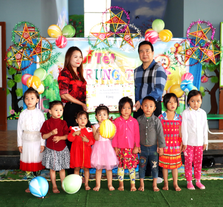 Đồng chí Nguyễn Bình Minh tặng quà cho các em học sinh xã Pải Lủng nhân dịp Tết Trung thu 2021.