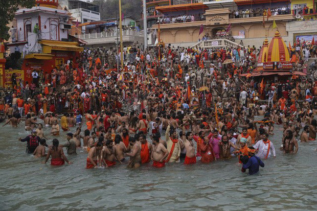 Những người sùng đạo ngâm mình trong nước sông Hằng trong lễ Kumbh Mela ở bang Uttarakhand, Ấn Độ.