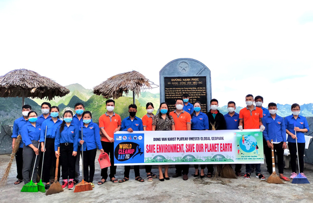 Các đoàn viên thanh niên tham gia hưởng ứng Ngày làm sạch Thế giới trên Công viên địa chất Cao nguyên đá Đồng Văn  