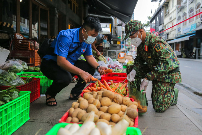 Những ngày Thành phố Hồ Chí Minh thực hiện giãn cách xã hội, hình ảnh các anh bộ đội đã trở nên quen thuộc. Những người lính không chỉ làm nhiệm vụ tuyên truyền, tuần tra canh gác, phân phát thực phẩm thiết yếu mà còn kiêm luôn việc đi chợ giúp người dân.
