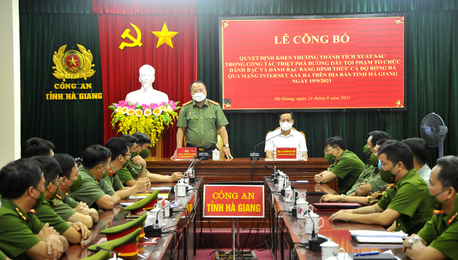 Đại tá Phan Huy Ngọc, Giám đốc Công an tỉnh báo cáo với Chủ tịch UBND tỉnh về công tác đảm bảo an ninh trật tự trên địa bàn tỉnh.