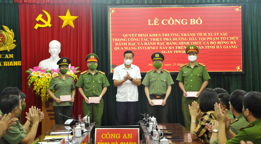 Chủ tịch UBND tỉnh Nguyễn Văn Sơn tặng thưởng các tập thể, cá nhân có thành tích xuất sắc triệt phá đường dây cá độ bóng đá.