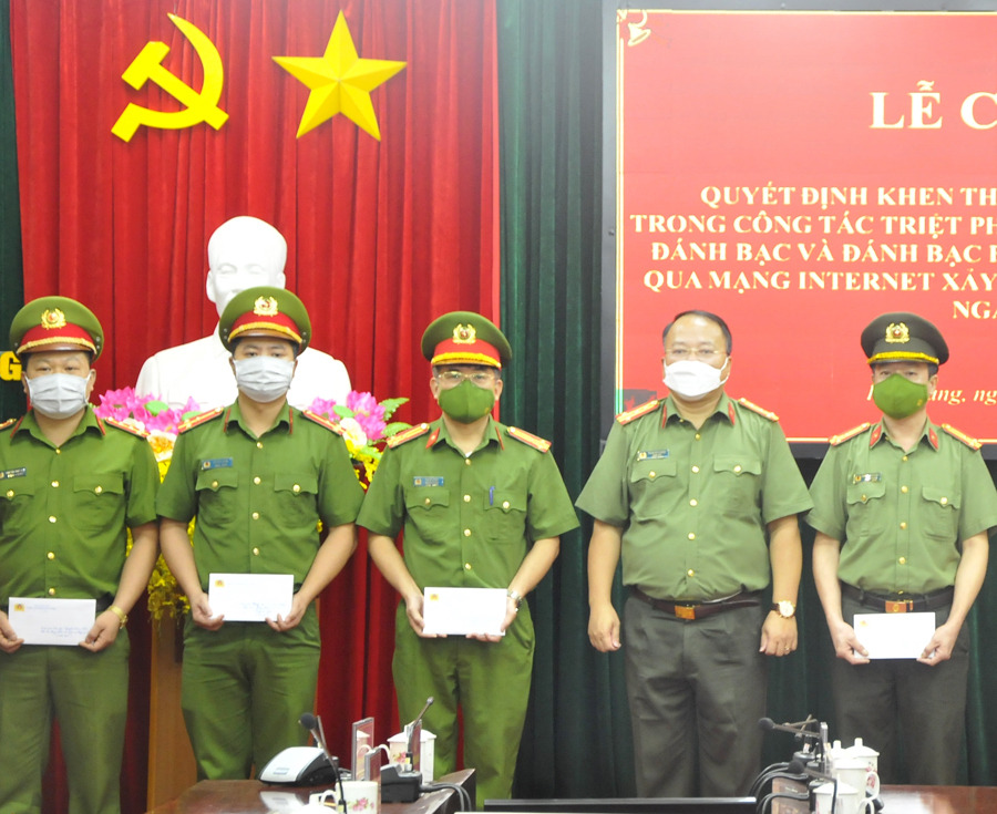 Đại tá Phan Huy Ngọc, Giám đốc Công an tỉnh tặng thưởng các lực lượng có thành tích xuất sắc triệt phá đường dây cá độ bóng đá.