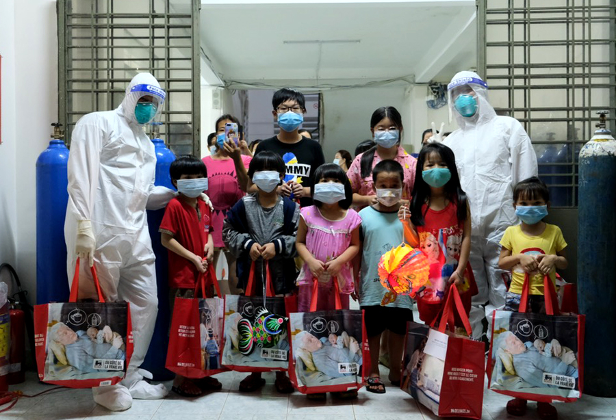 Tặng quà Trung thu cho trẻ em F0 tại Bệnh viện dã chiến Củ Chi.