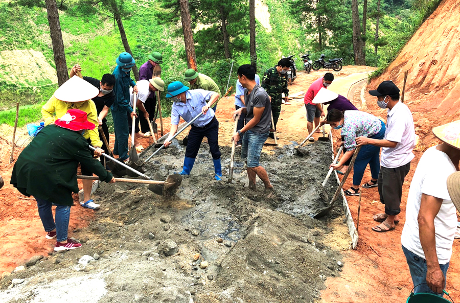 Cán bộ, nhân dân thị trấn Vinh Quang (Hoàng Su Phì) làm đường bê tông nông thôn. 