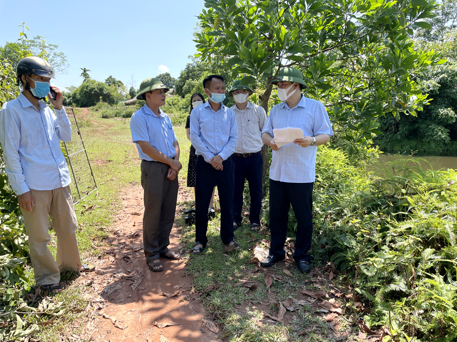 Phó Chủ tịch Thường trực UBND tỉnh Hoàng Gia Long khảo sát tại hồ Khuổi Phạ, xã Tân Trịnh, Quang Bình.