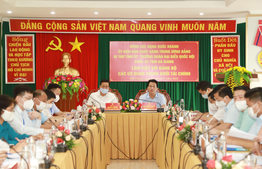 Bí thư Tỉnh ủy Đặng Quốc Khánh và Chủ tịch UBND tỉnh Nguyễn Văn Sơn làm việc với các cơ quan khối Tài chính