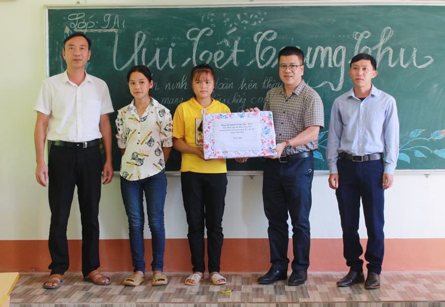Đồng chí Nguyễn Trung Thu cùng lãnh đạo xã Nàn Ma tặng quà các cháu học sinh Trường THCS Nàn Ma  