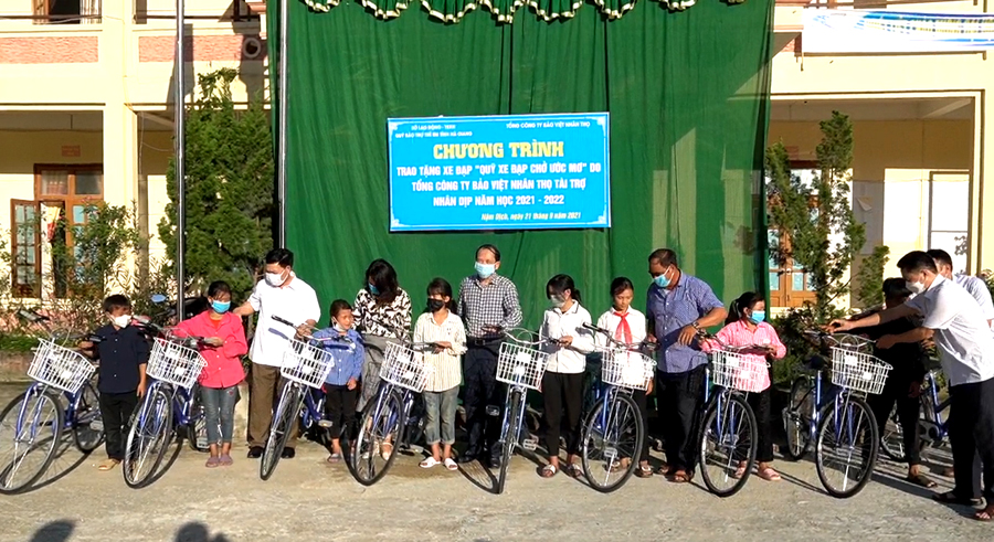 Phó Chủ tịch UBND tỉnh Trần Đức Quý trao xe đạp cho các cháu có hoàn cảnh đặc biệt khó khăn tại xã Nậm Dịch.