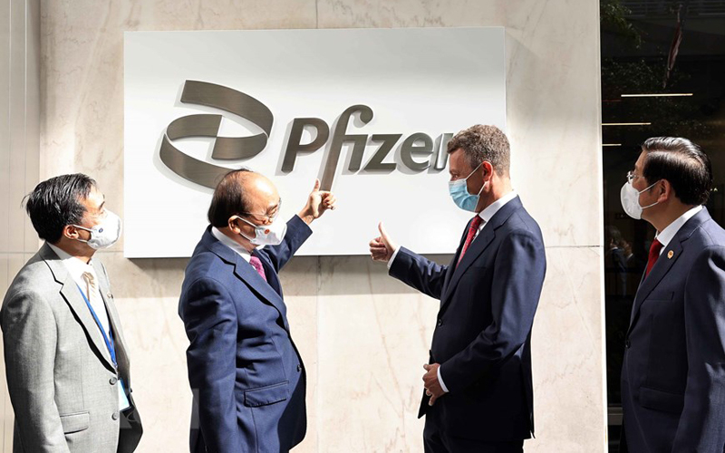 Chủ tịch nước Nguyễn Xuân Phúc đến thăm và làm việc tại Công ty Pfizer. 