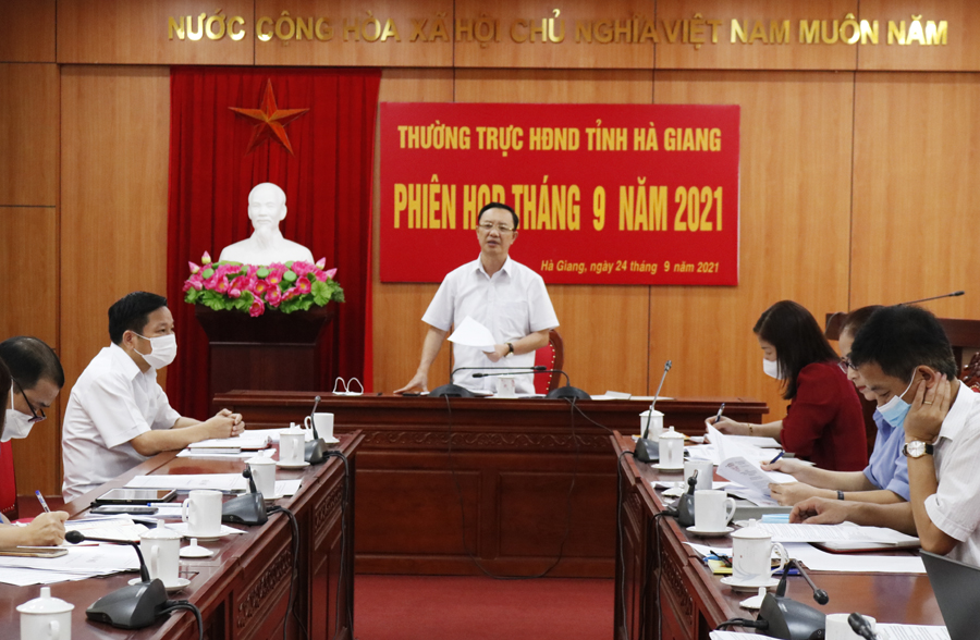 Chủ tịch HĐND tỉnh Thào Hồng Sơn phát biểu tại phiên họp.
