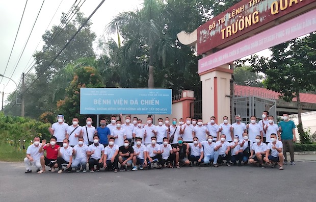 Cán bộ y tế đoàn tình nguyện số 1 tỉnh Hà Giang chụp ảnh lưu niệm tại Bệnh viện dã chiến Củ Chi, TP. Hồ Chí Minh.