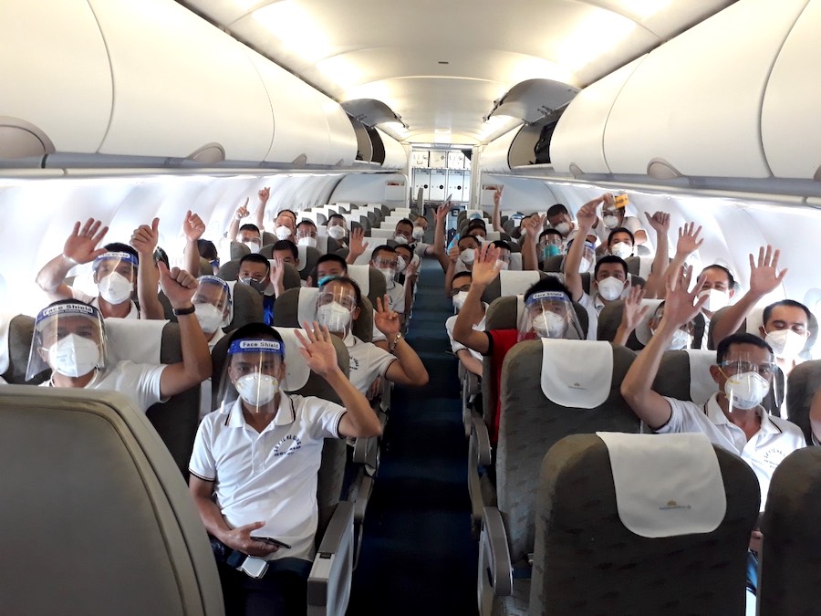 Chuyến máy bay chở đoàn cán bộ y tế tình nguyện số 1 trở về quê hương.