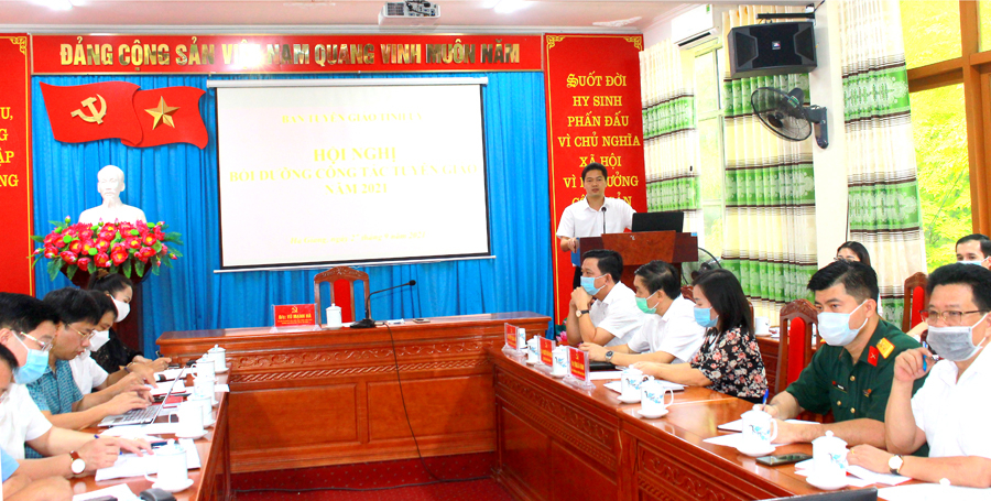 Đồng chí Vũ Mạnh Hà, Trưởng Ban Tuyên giáo Tỉnh ủy phát biểu khai mạc lớp bồi dưỡng