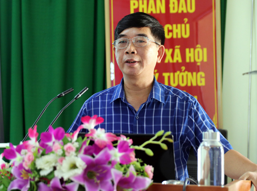Bí thư Đảng ủy Khối Cơ quan – Doanh nghiệp tỉnh Trương Văn Thắng thông tin đến đại biểu một số vấn đề thời sự mới.