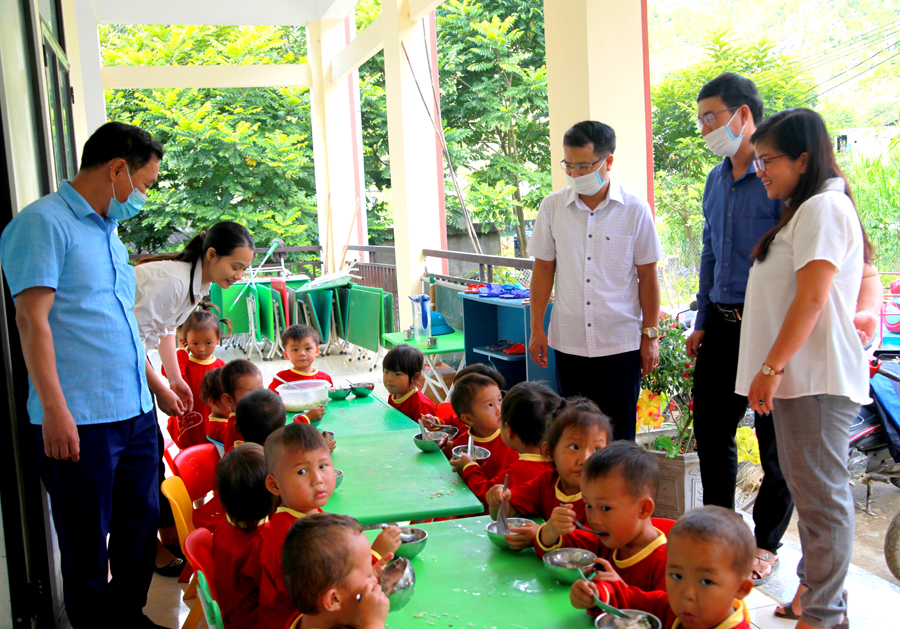 Đồng chí Mai Ngọc Quỳnh nắm bắt công tại dạy và học tại Trường Mầm non Sủng Cháng.
